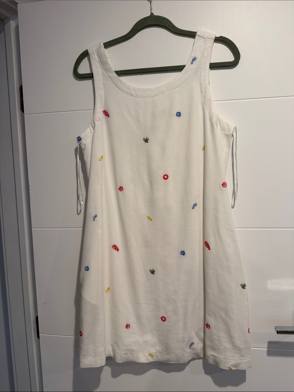 C&C California White Sleeveless Embroidered Shift Dress